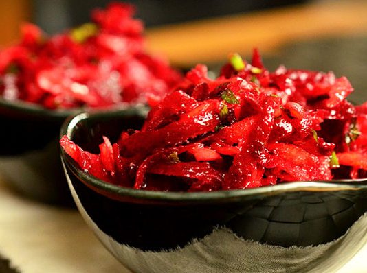 5 Rezepte für Rote-Bete-Salat: Stärkt den Körper, reinigt die Venen, strafft die Haut – aber nur, wenn er so zubereitet wird! (REZEPT)