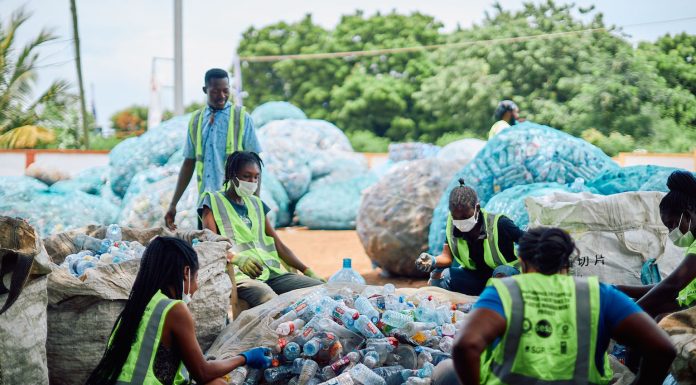 Aus Abfall wird Zukunft: Wie Afrika mit Plastikmüll den Wohnungsbau neu erfindet (VIDEO)